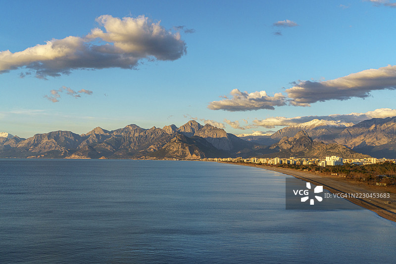 土耳其安塔利亚的孔亚尔提海滩和贝伊达格山脉图片素材