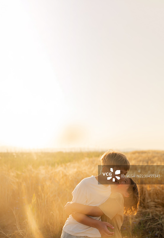 两个年轻男孩在麦田中的肖像图片素材