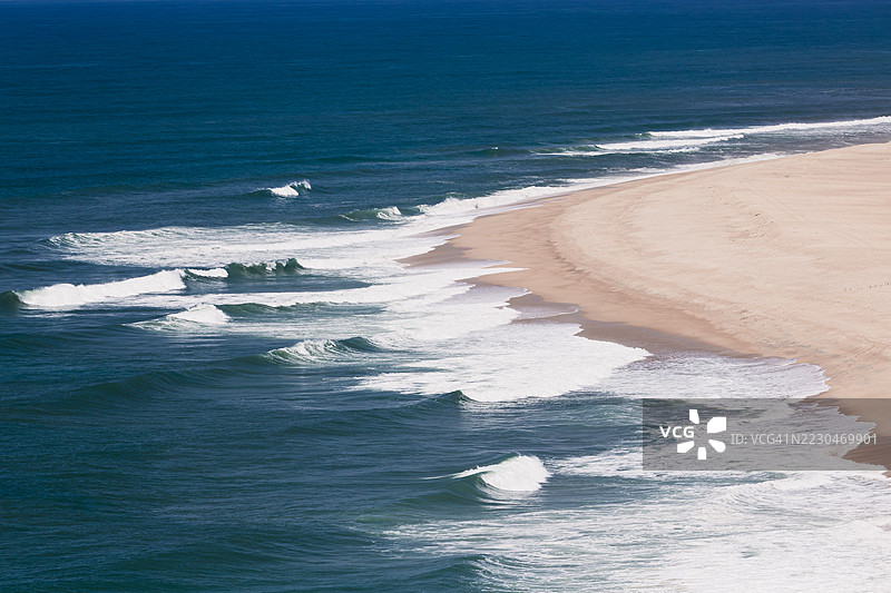 纳扎雷附近空旷海滩的广角视图，海浪拍打岸边图片素材