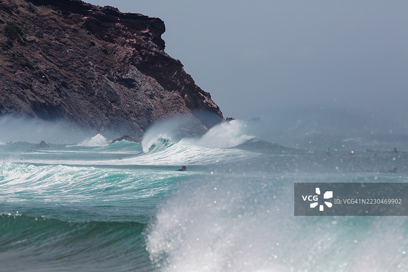 强大的大西洋海浪冲击葡萄牙海岸线图片素材