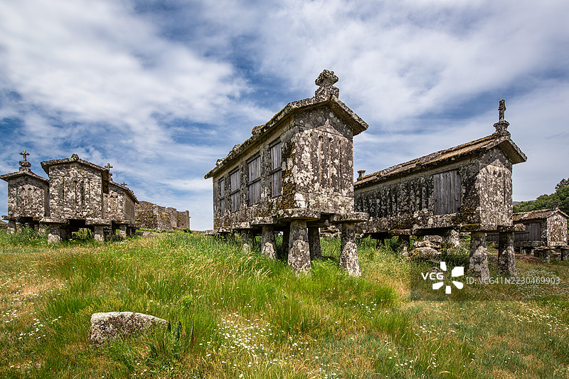 葡萄牙林多索的传统谷仓（“Espigueiros”）在阳光明媚的夏日里图片素材