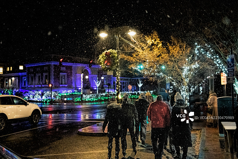 主街的圣诞灯饰图片素材