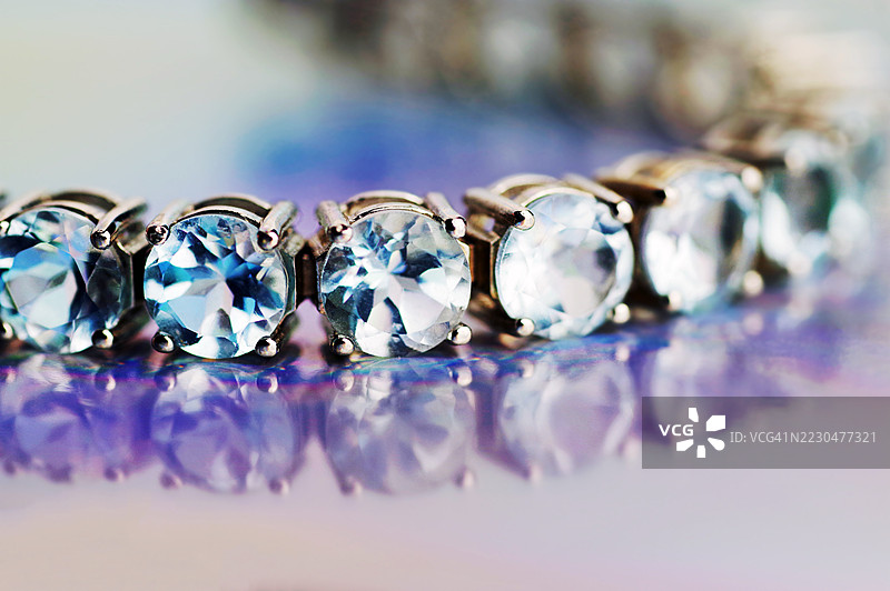 蓝色托帕石与银手链图片素材