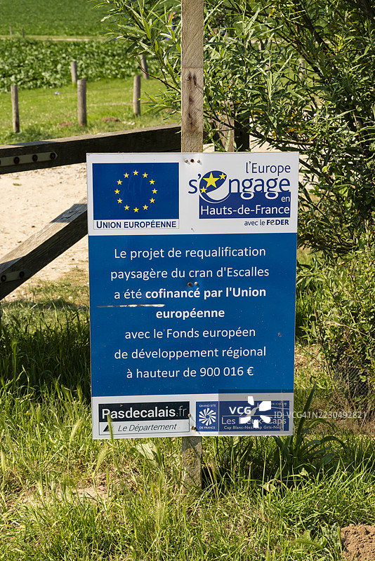 欧盟信息标志沿着通往多佛巡逻纪念碑的步道，以及卡普布朗内兹的海滩/悬崖图片素材