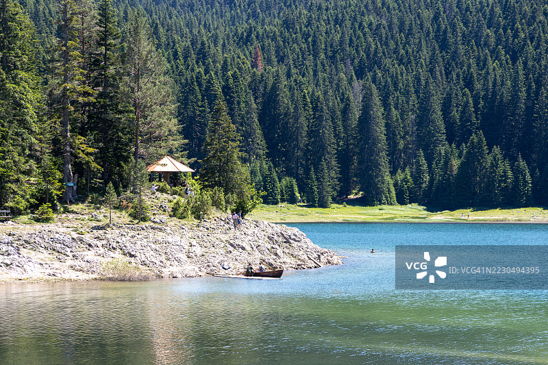 黑湖风景，游客们在杜米托尔国家公园、扎布利亚克、黑山、欧洲划着小桨船图片素材