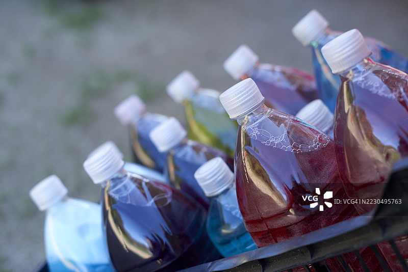 五颜六色的液体洗涤剂或消毒剂装在塑料瓶中图片素材
