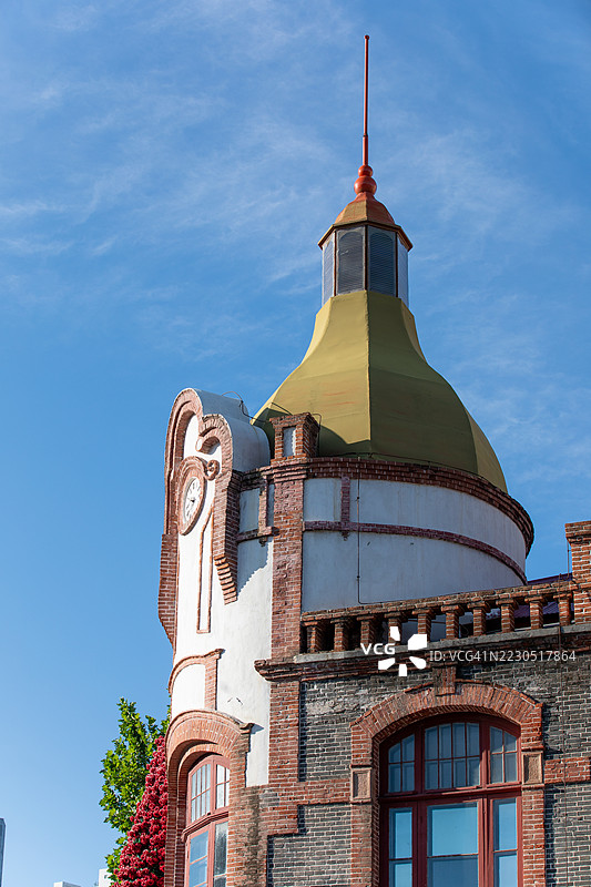 历史砖砌建筑与绿色圆顶塔图片素材