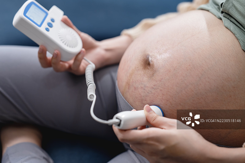 第一次听到未出生宝宝的心跳是一个真正特别的时刻。胎心监测用于检查胎儿在整个妊娠期间的健康状况。您甚至可以在家中听到宝宝的心跳。图片素材