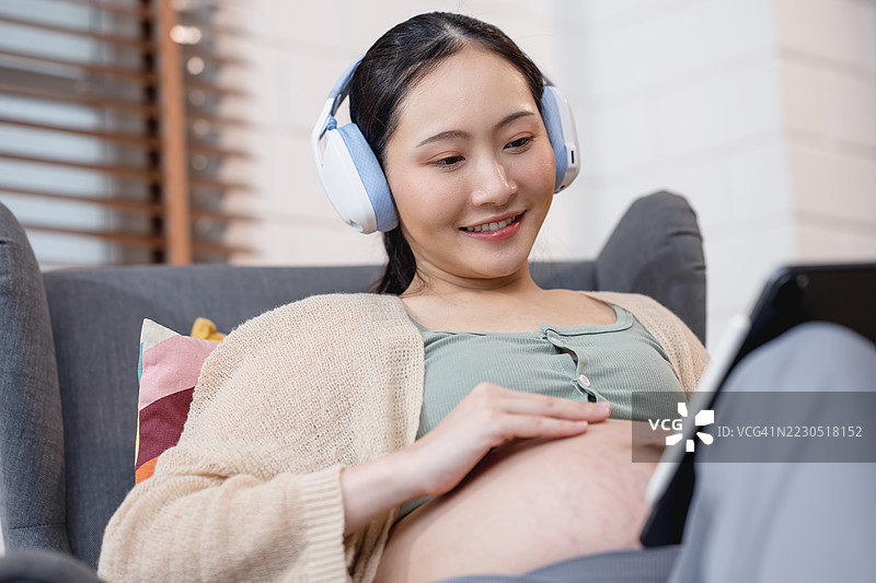 通过压力和放松策略来减轻压力和保持孕期的健康，可以在整个怀孕期间以及为人父母的第一年提供安慰。图片素材