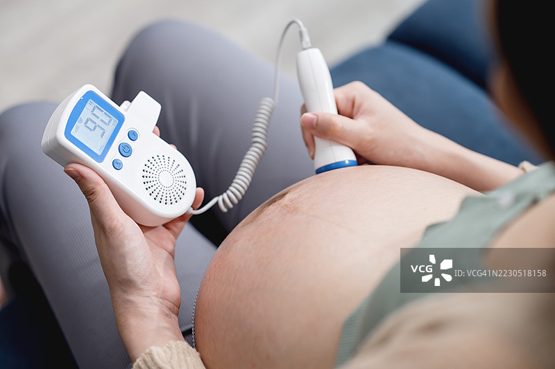 手持多普勒超声设备让您在产前检查时听到宝宝的心跳。同样，智能手持胎儿多普勒使准妈妈能够在家中监测宝宝的健康状况。图片素材