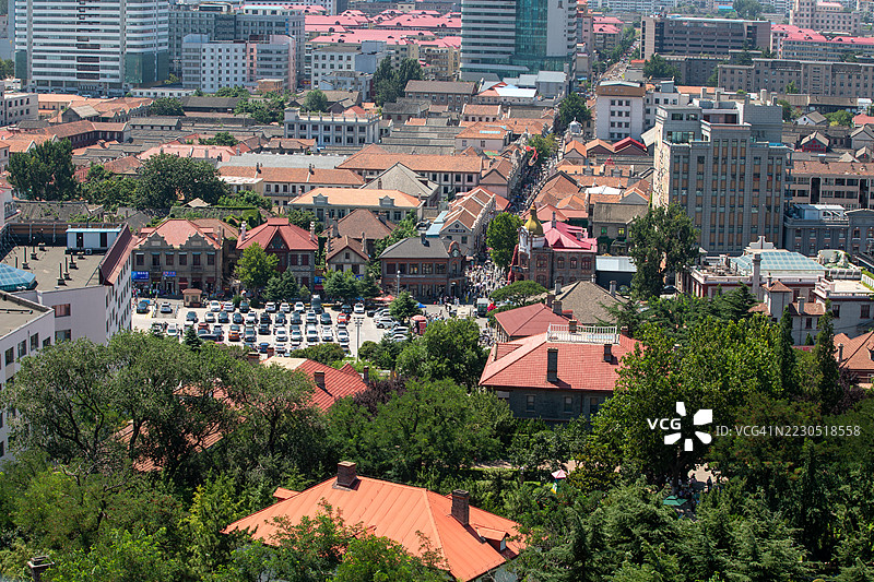 历史悠久的老城区街景，红瓦屋顶图片素材