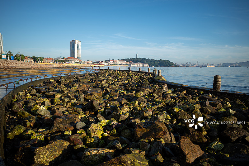 海边的岩石防波堤图片素材