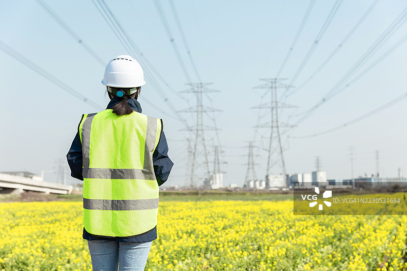 一位在发电站工作的亚洲女性工程师图片素材
