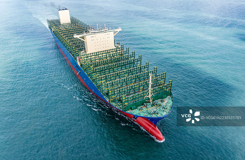 无人机航拍新空集装箱船在海上航行的景象图片素材