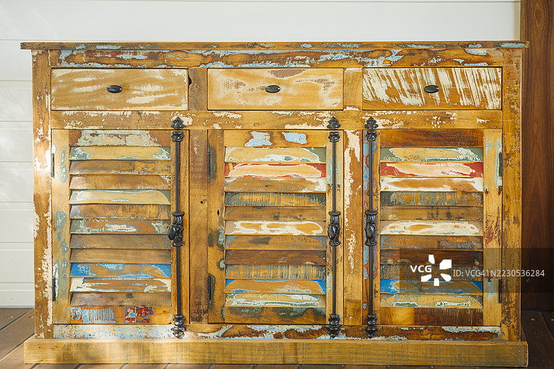 复古木质渐变色家具柜带抽屉图片素材