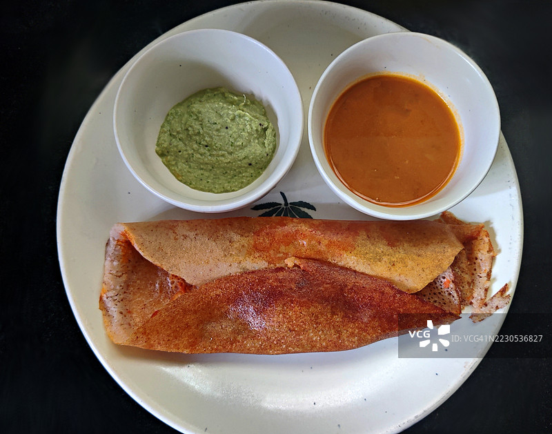 马萨拉薄饼/椰子酸辣酱/咖喱在白色陶瓷盘中 - 南印度早餐/静物图片素材