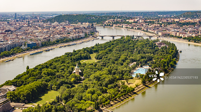 布达佩斯明亮夏日的玛格丽特岛和多瑙河的美丽空中景观图片素材