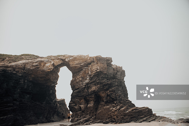 在加利西亚海岸，拉斯卡特德拉尔斯海滩的壮观岩石形成，海水雕刻出的拱门和悬崖，创造出独特而雄伟的景观。图片素材