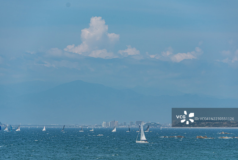 日本神奈川海滩上的游艇航行图片素材