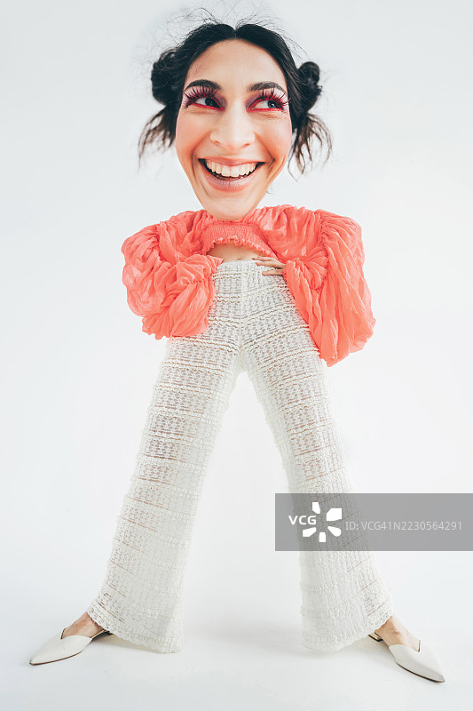 用鱼眼镜头拍摄的调皮快乐女性。图片素材