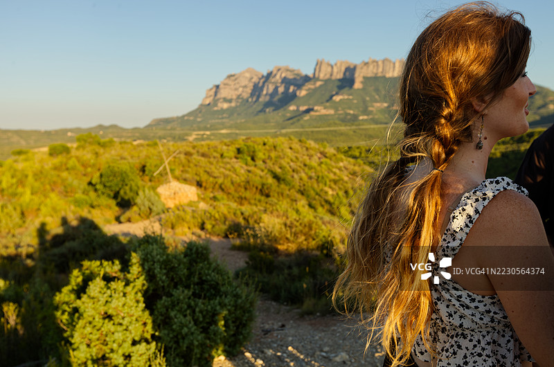 在乡村环境中扎着马尾辫的女人图片素材