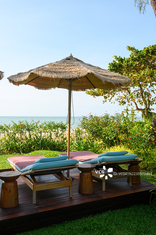 海滩附近草地上的休闲椅图片素材