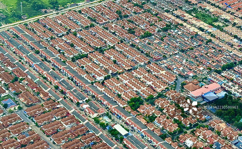 联排别墅和城市开发区域的鸟瞰图。图片素材