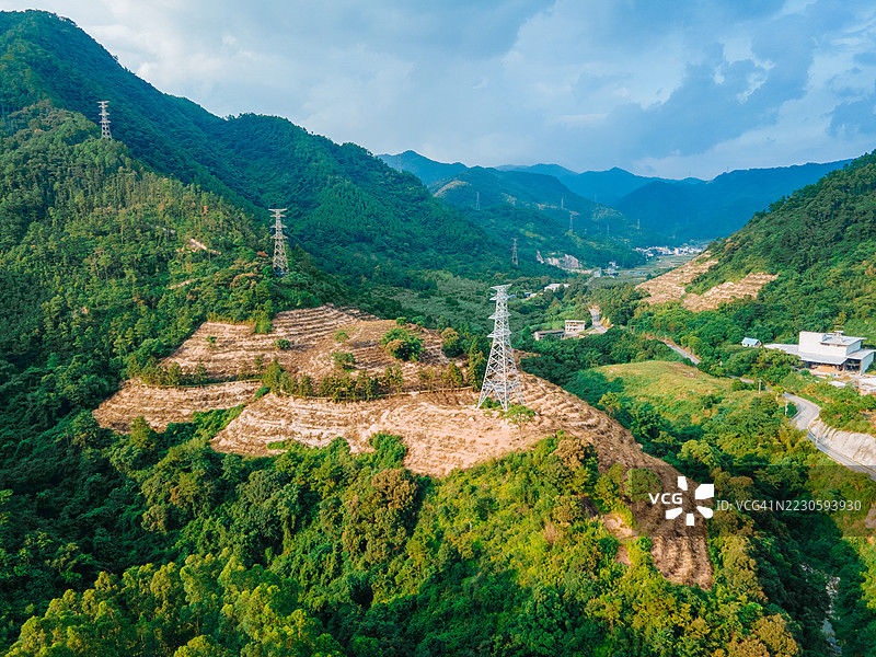 挖掘的山脉，高压电塔图片素材