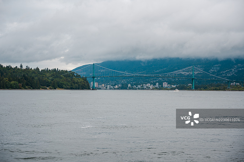 远处的狮门大桥图片素材