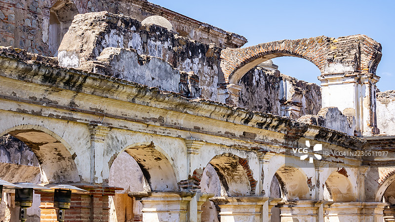 阳光照耀下的危地马拉安提瓜圣弗朗西斯科教堂遗址图片素材