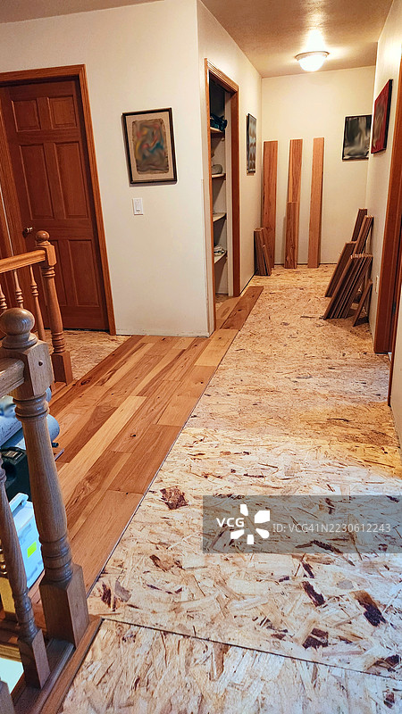 走廊内安装天然胡桃木地板图片素材