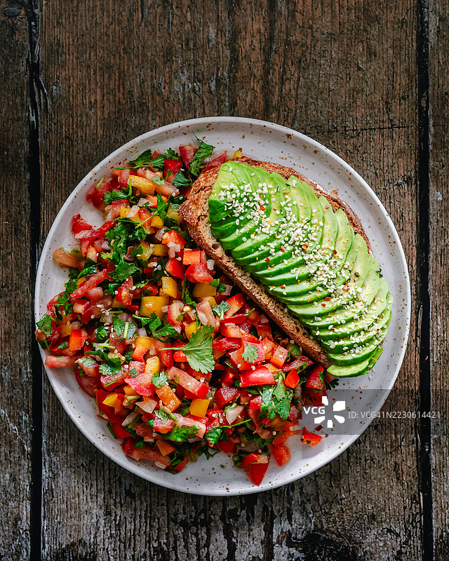 番茄莎莎酱和鳄梨吐司图片素材
