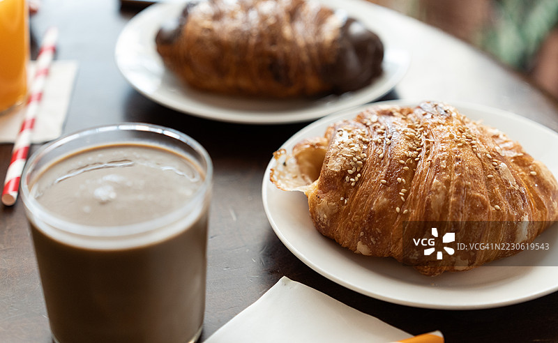 早餐供应可颂面包和饮品图片素材