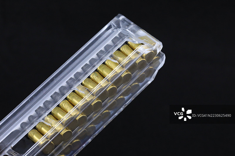 手枪子弹与一排子弹图片素材