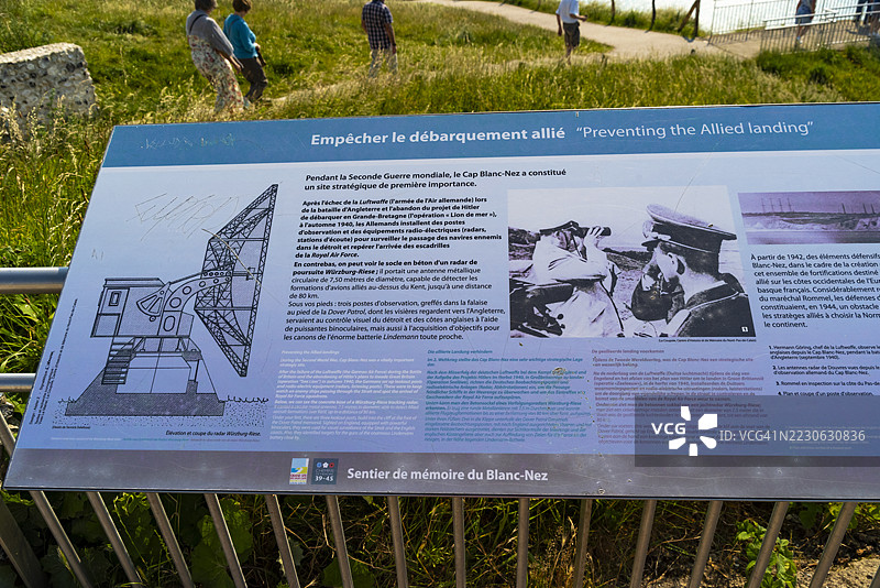 在多佛巡逻纪念碑的方尖碑附近的人行道上的信息标志和斯图普109杜塞尔多夫碉堡综合体图片素材