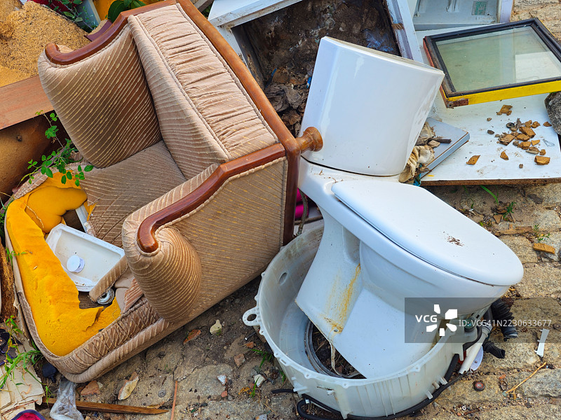生活垃圾：一只马桶和一张沙发躺在街上。图片素材