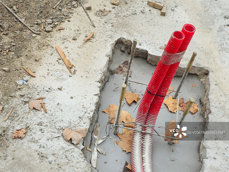 安装电缆和螺丝以固定路灯。图片素材