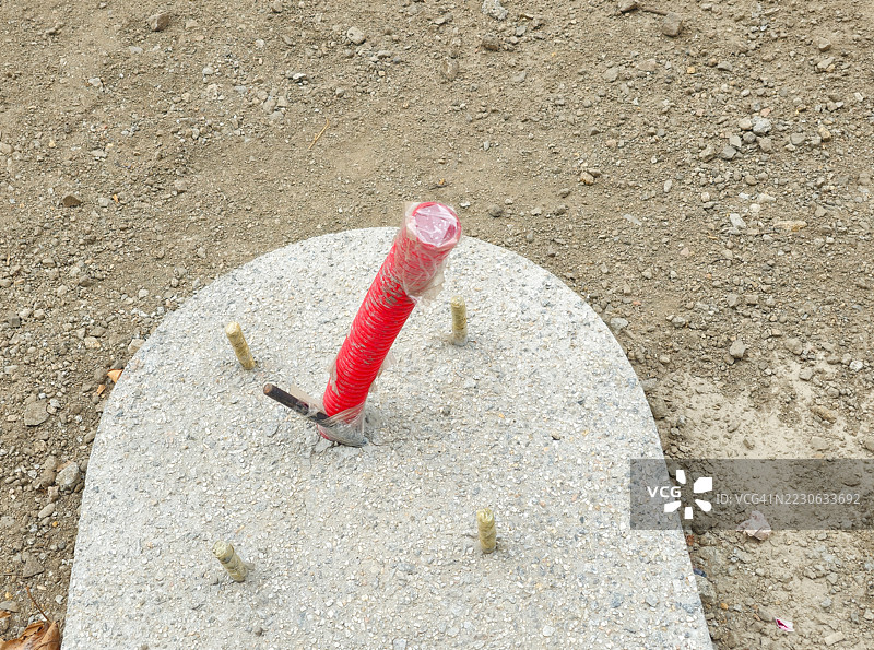 安装电缆和螺丝以固定路灯。图片素材