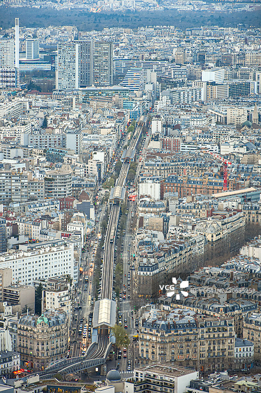 巴黎蒙帕纳斯和荣军院区的航拍图，巴黎地铁“6号线”（高架地铁线）穿过其中，轨道高架，地铁列车清晰可见，位于法国法兰西岛地区。图片素材