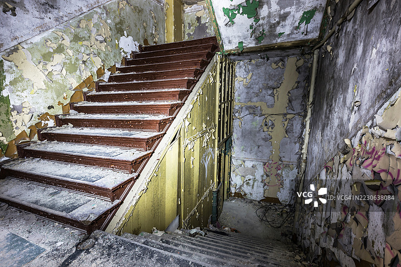 废弃建筑中的楼梯图片素材