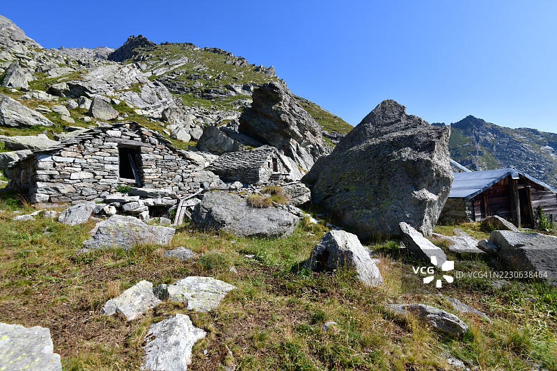 岩石景观中的古老牧场图片素材