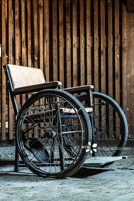废弃医院里的旧轮椅图片素材