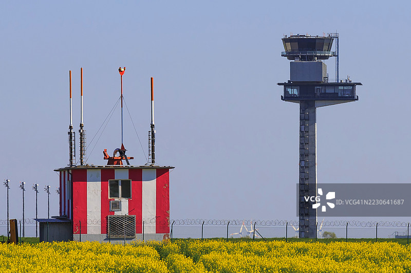 柏林-勃兰登堡国际机场的空中交通管制塔和雷达大楼图片素材
