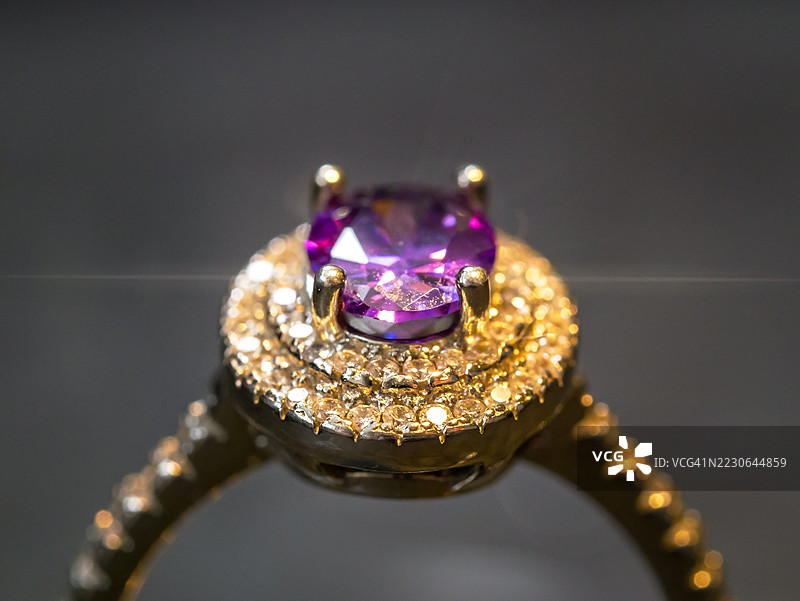 时尚的紫水晶和钻石戒指特写图片素材