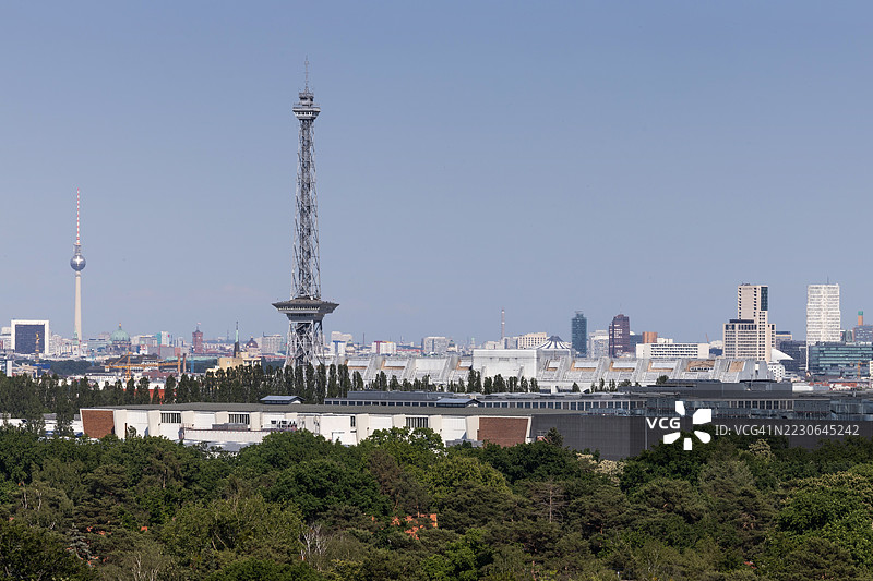 德国首都柏林的城市天际线，包含无线电塔（Funkturm）和电视塔（Fernsehturm）图片素材