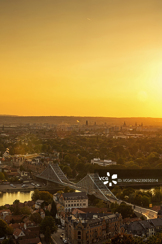 德累斯顿日落时分的天际线，蓝色奇迹（德语：Blaues Wunder）/ 洛斯维茨桥，萨克森州/ 德国图片素材