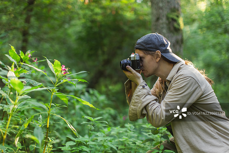 自然中的摄影师。胶卷摄影图片素材