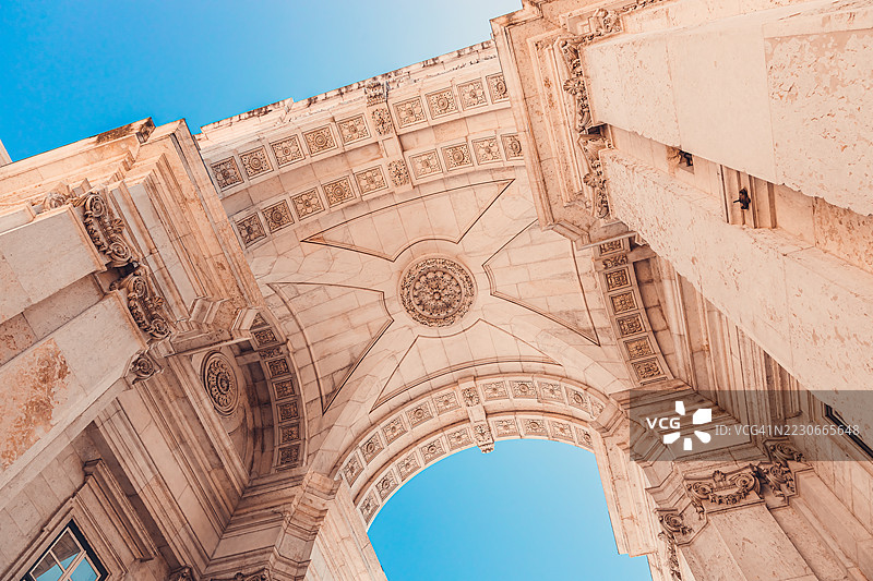 葡萄牙里斯本 – 从下方仰视商业广场的阿尔科大道拱门。图片素材