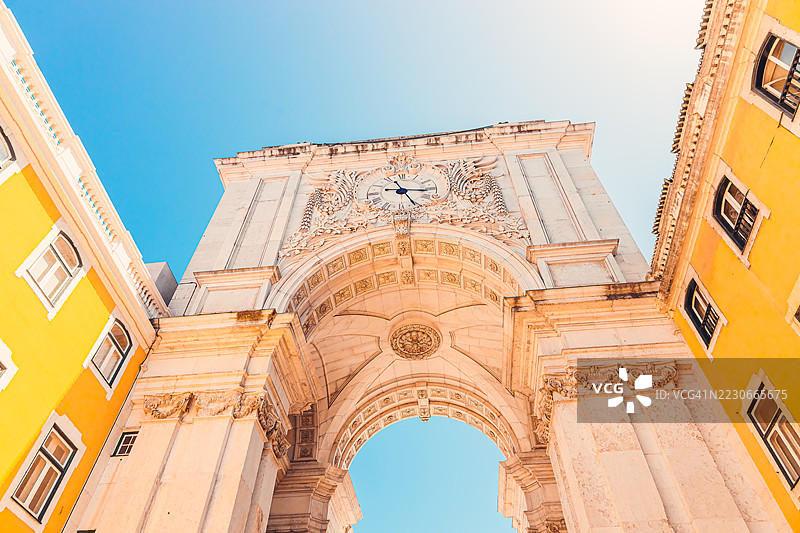葡萄牙里斯本 – 从下方仰望商业广场的奥古斯塔拱门。图片素材