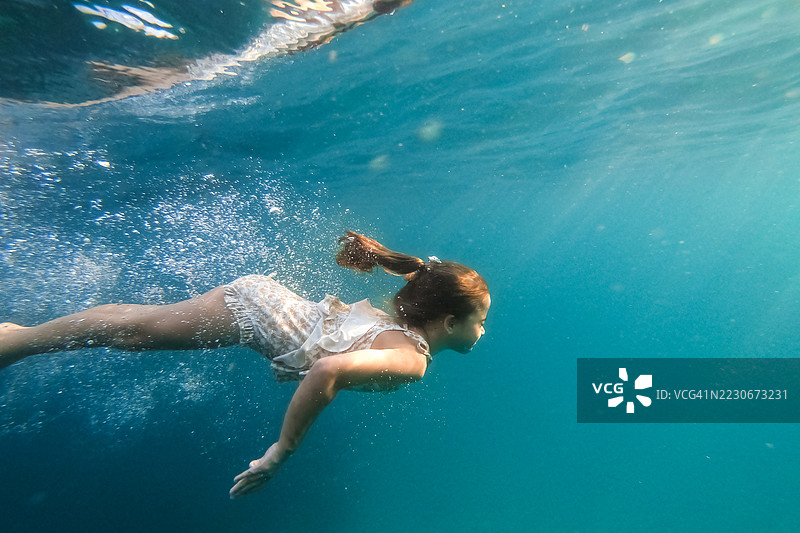 孩子在清澈的海水中潜水图片素材